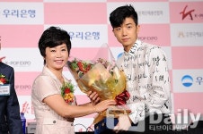 [TD포토] 2PM 우영 꽃다발 한아름 안은 K-POP EXPO 홍보대사