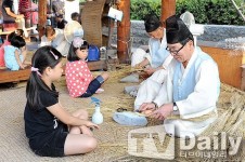 [TD포토] 한옥마을에서 할아버지와 함께 만드는 새끼꼬기