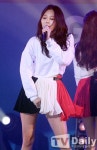 [TD포토] 걸스데이 유라 노래에 몸을 맡기고