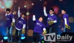 [TD포토] 제일초등학교 학생들의 시구 폼!