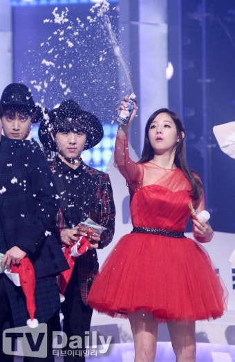 [TD포토] 박보람 '눈 뿌리는게 재미있어~'