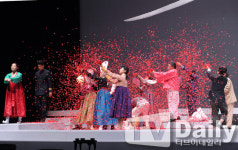 [TD포토] 홍도, 빨간 꽃잎 날리는 피날레