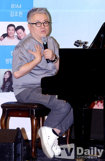 [TD포토] 김형석, '직접 연주하며 새노래 공개'