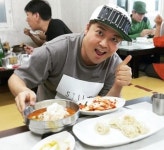 수요미식회 전현무 촬영 인증샷 국수 한 입 호로록