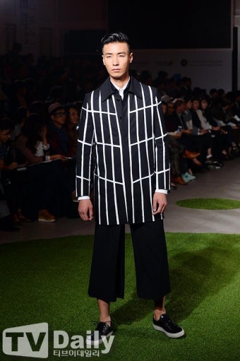 [TD포토] 이상봉 패션쇼 런웨이에 선 클릭비 노민혁