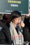 [TD포토] 故 전예강 母 최윤주 씨, 아직도 생생한 딸의 기억