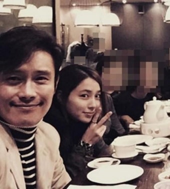 이병헌 이민정 부부 근황 포착, 다정한 포즈 '비주얼 부부'