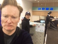 코난 오브라이언, 공항 대기 중 스티븐연과 출국 인증…시무룩