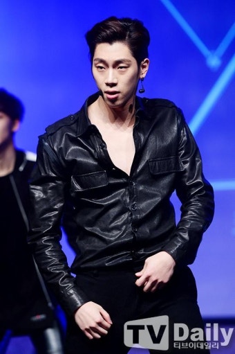 [TD포토] 크나큰 김유진 '풀어헤친 셔츠에 심쿵'