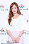 [TD포토] 다나 여성미 물씬 풍기는 화이트 블라우스