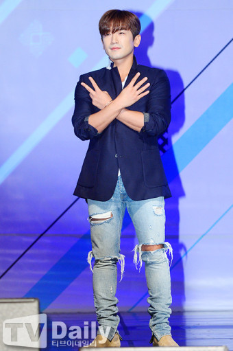 [TD포토] 신화 이민우 '1세대 아이돌 포즈'