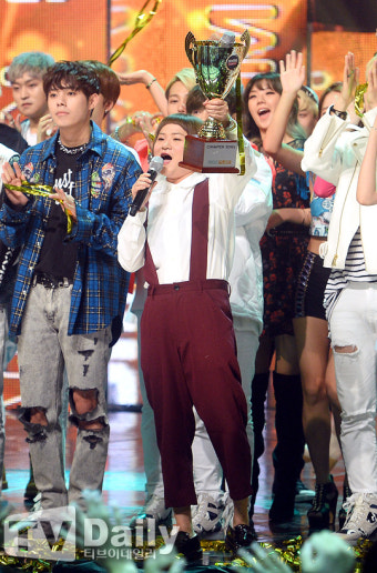 [TD포토] '쇼챔 1위 레드벨벳' 불참으로 트로피는 MC 김신영 손에