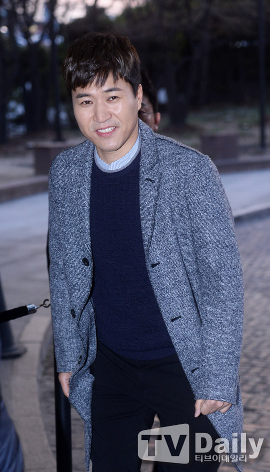 이효리, 화사한 노란색 스커트로 결혼식 하객룩 완벽 소화하는 모습 공개