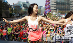 [TD포토] 최여진 광화문 한복판에서 과감한 줌바댄스~