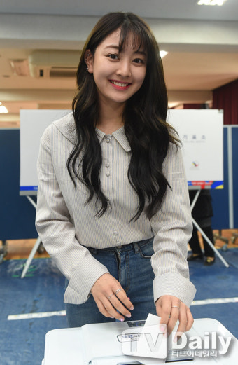 [TD포토] 트와이스 지효 '첫 대통령 선거 투표'