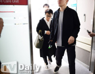 [TD포토] 면회 마치고 중환자실 나서는 탑 모친