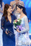 [TD포토] '미스코리아 진 후배 축하해주는 대 선배 오현경'