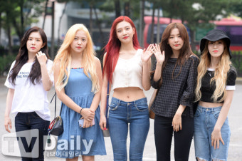 [TD포토] 레드벨벳 '개성 돋보이는 출근길 패션'