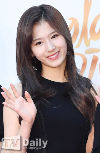 [TD포토] 트와이스 사나 '男心 사르르 녹이는 미소~'(골든디스크)