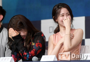 [TD포토] '박병은의 재치 멘트에 빵 터진 여배우들'