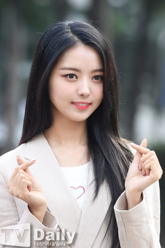 [TD포토] 프리스틴V 나영 '1초만에 무장해제 시키는 스톤나영 미소'(뮤직뱅크 출근길)