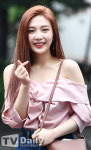[TD포토] 레드벨벳 조이 사랑스런 미소~(뮤직뱅크 출근길)