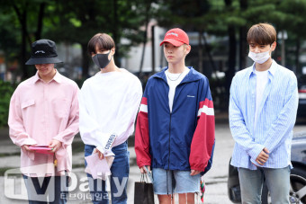 [TD포토] 샤이니 '뮤뱅 20주년 특집 방송 나와요~'(뮤직뱅크 출근길)