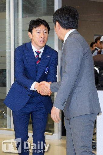 [TD포토] 신태용 감독, 정몽규 회장과 인사 나누며 입국