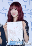 [TD포토] 여자친구 유주 '직접 컬리링한 그림!'