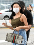 [TD포토] 마마무 화사 곱창 언니의 화려한 공항패션