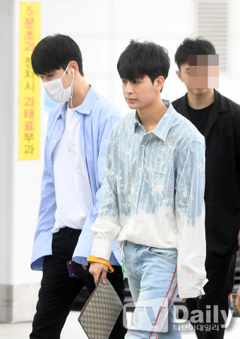 [TD포토] 아이콘 구준회-송윤형 '블루 컬러의 셔츠'