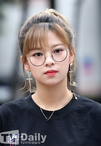 [TD포토] 트와이스 정연 '아침부터 예쁨~'(뮤직뱅크 출근길)