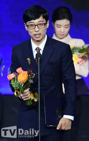 [TD포토] 유재석 '새벽에 딸 아이가 우는데 모른체 했습니다, 경은아 미안하다~'자책 소감