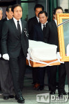 [TD포토] 故 신성일의 운구 운반하는 안성기