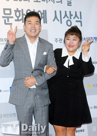 [TD포토] 김민기-홍윤화 '행복한 신혼부부'