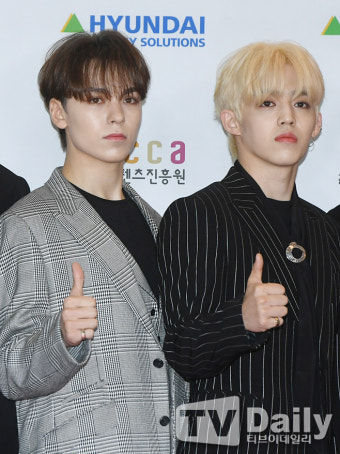 [TD포토] 세븐틴 버논-에스쿱스 '잘생긴애 옆에 또 잘생긴애'