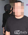 가린엔터(GARIN.ent) | [TD포토] '창피해서 세상 다 아는 얼굴 가린 양현석'