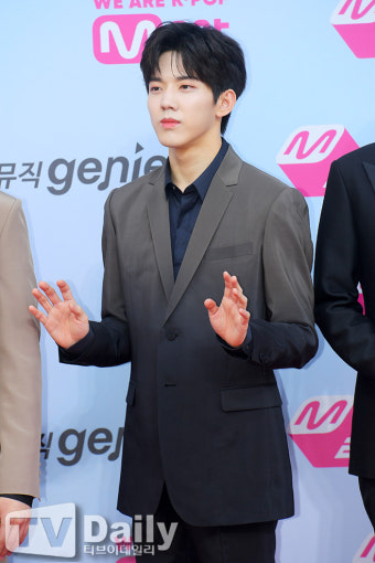 [TD포토] 데이식스 도운 '의상이 그라데이션'