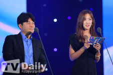 주식회사 더케이플(THE KPLE) | [TD포토] THE E&M 주식회사 사장 김대권-왕빛나 '소셜 아티스트상 시상자' (2019 소리바다 베스트 케이뮤직 어워즈)