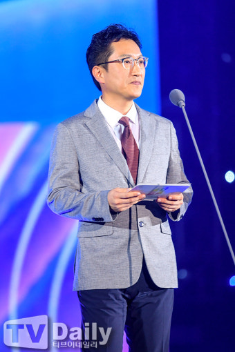 [TD포토] 2019 소리바다 어워즈 특별상 시상하는 티브이데일리&스포츠투데이 김한경 부대표