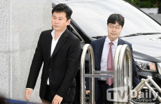 [TD포토] 변호사와 함께 출석한 양현석