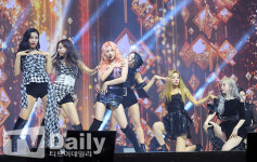 [TD포토] 트와이스 '케이팝 퀸의 화려한 컴백'