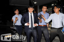 [TD포토] 원정 도박 혐의 승리, 취재진 질문에 묵묵부답