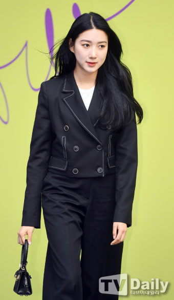 [TD포토] 주아름 '깜찍한 손가방'