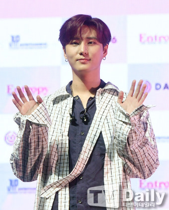 [TD포토] 데이식스 영케이 '양 손 인사'