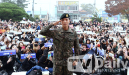[TD포토] 정용화 팬들 앞에서 전역 신고