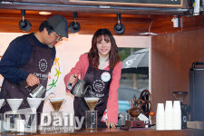 [TD포토] 소녀시대 써니 이런 바리스타가 있는 카페라면 단골손님만 오조오억명~