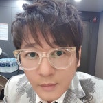 안경 초이스 신승훈, 가요대전 대기실 포착 [TD#]