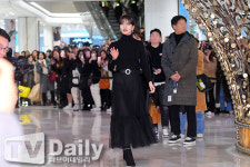 [TD포토] 수지 쇼핑몰 시선 싹슬이하는 등장