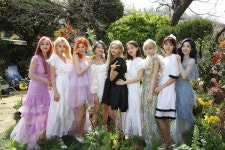 트와이스, 모어 앤드 모어 재킷 촬영 비하인드…미소천사 등극